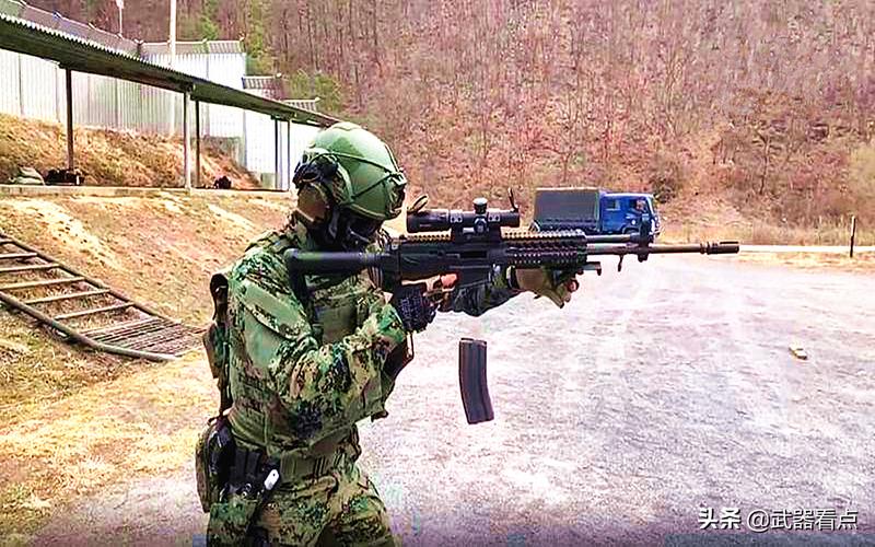 1/ 12 韩国新一代k2c1型突击步枪:该枪由韩国防务s&t motiv公司,大宇
