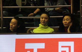 苏伟美妻张庆鹏妻素颜观战图