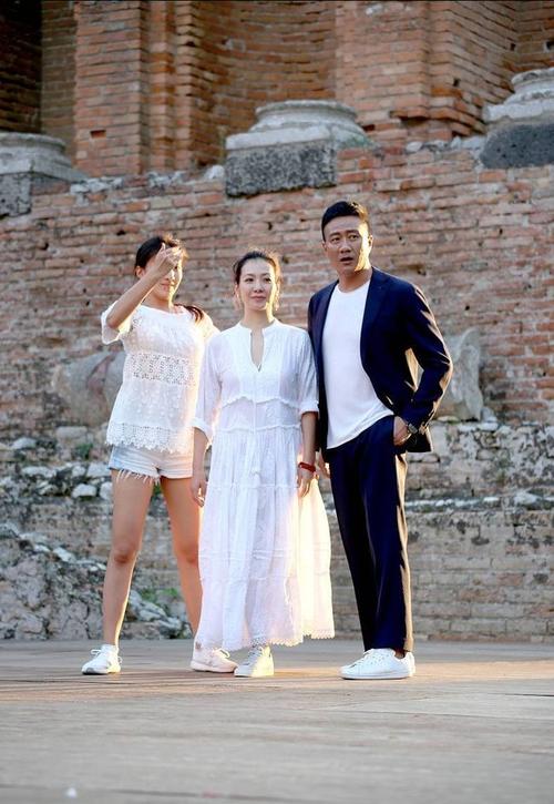 胡军老婆真有女强人气质,全黑造型贵气难掩,可惜皱纹有点明显