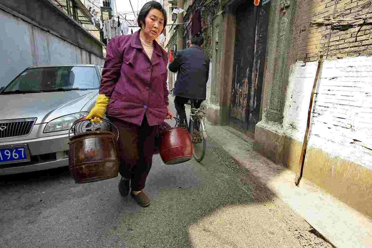 【图集】上海老城区居民与远去的"拎马桶"时代