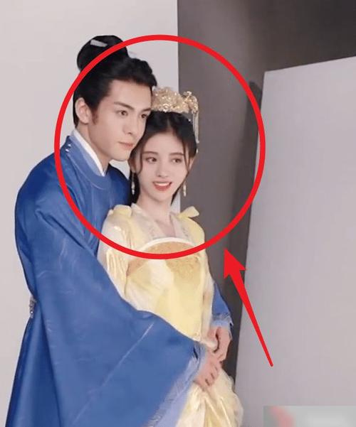 慕南枝海报拍摄花絮鞠婧祎曾舜晞好甜这肤色对比却成焦点