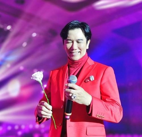 55岁温兆伦喝咖啡也要拍照,黑色大衣很深沉,"鲜肉鼻祖