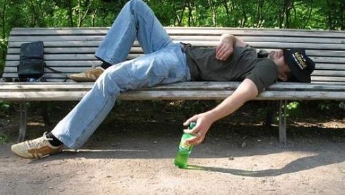 醉汉嘲讽毒贩"带假枪吓人"惹恼对方被枪击