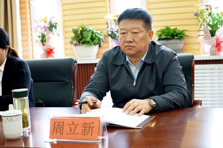 座谈会期间,周立新书记还不时询问教师生活及工作情况,了解教师困难