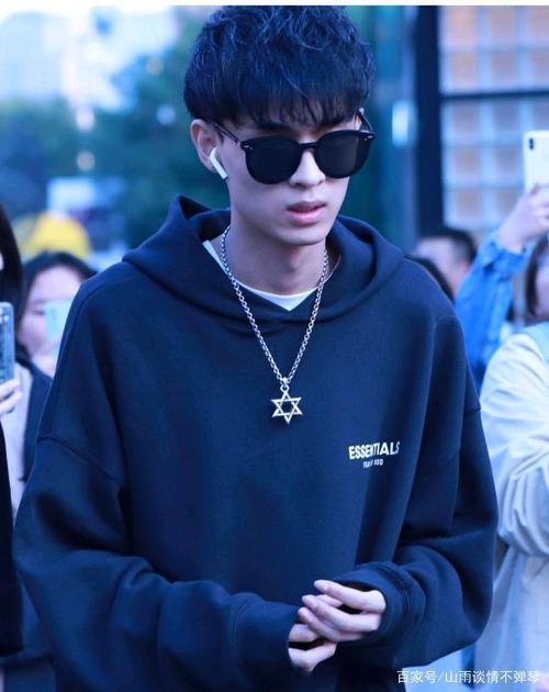 秦霄贤:他应该是德云社相声演员里唯一要增肌的了,因为"太细"