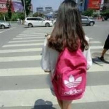 背影背书包女生头像女生