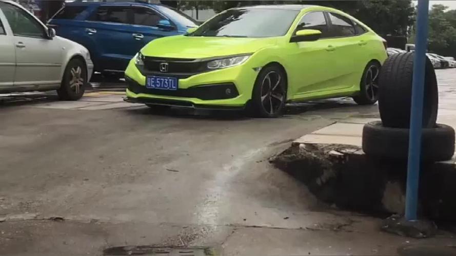 本田思域配上刀锋轮毂颇有奥迪的气势