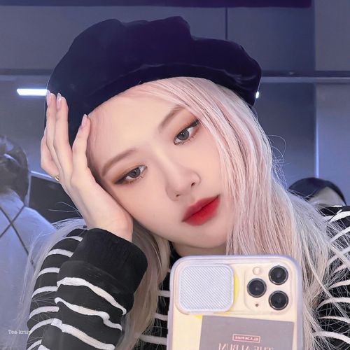 rose朴彩英壁纸头像|月亮不会奔向你,但我会