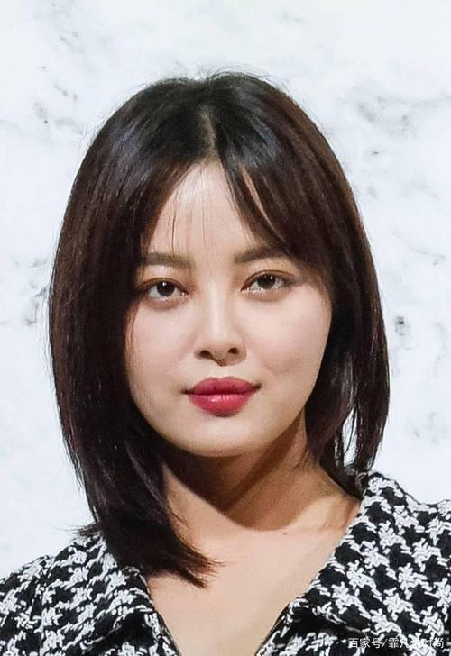 个人感觉辛芷蕾算是一个很耐看的女明星,虽然不是很漂亮,但是越看越