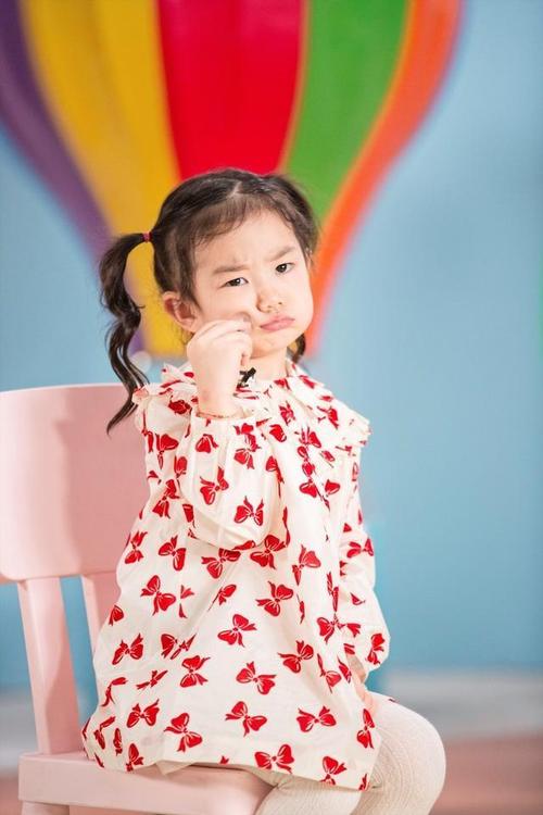 戚薇3岁女儿搞怪表情九连拍,还有模有样示范如何涂口红