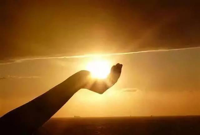 就能见到黎明前的那一抹曙光