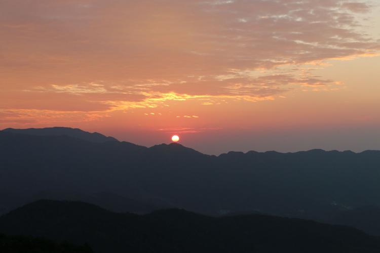 日出江山红似火.