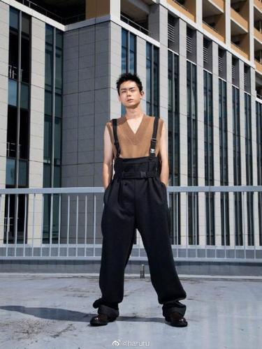 组图:菅田将晖拍摄大片 清爽短发搭配无袖上衣帅气夺目