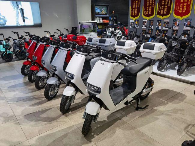 雅迪de3电动车(尾箱版) 原价: 3799元 活动换购价仅需:2499元!