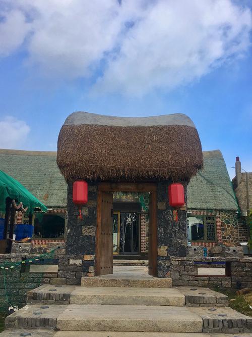 海草房始于秦汉,兴于明清,海石为墙,海草为顶,高屋脊,龙脊门