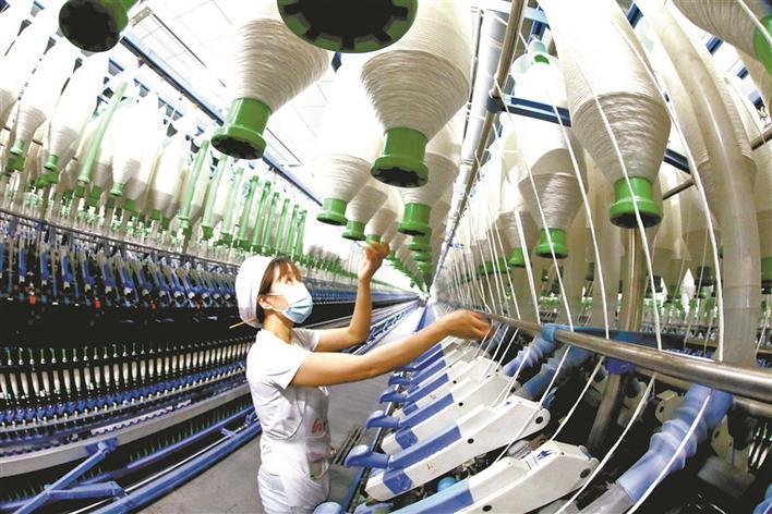 纺织工人作业忙