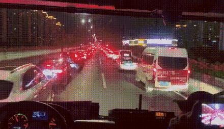 高架上小车起火消防车出警被堵杭州私家车上演教科书式让路