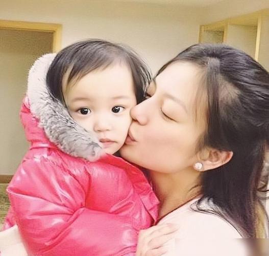 赵薇女儿小四月11岁了 完美继承妈妈美貌基因 网友:现实版小燕子