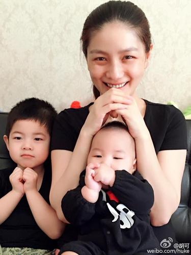 胡可率儿亮相贺圣诞 沙溢遭弃耍傲娇(图)