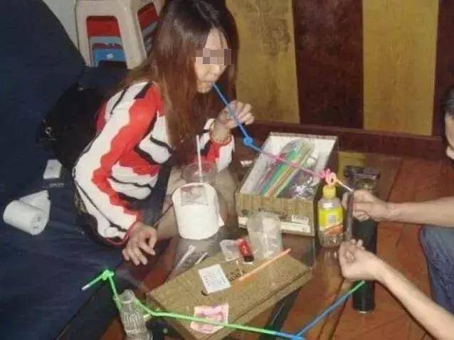 吸毒前后对比(图片来源网络) 长期吸毒的人员 多多少少会在体貌上留