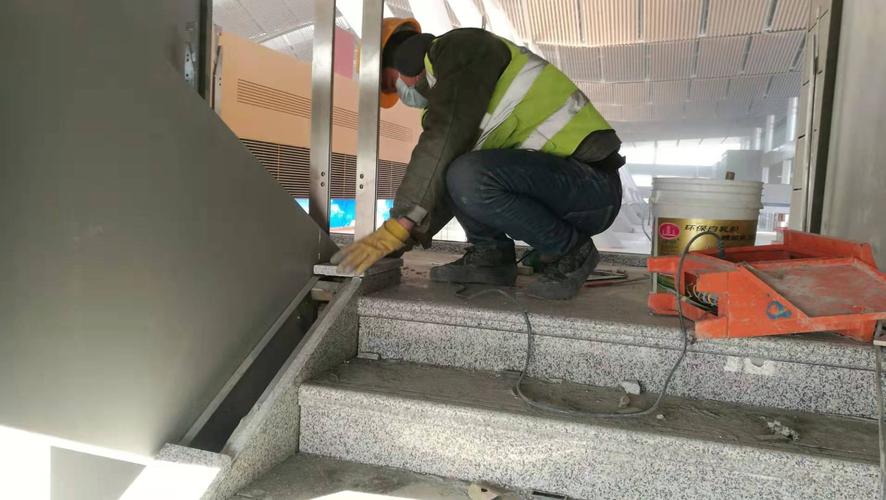 12,Ⅰ-h/Ⅰ-9～Ⅰ-10轴17m观光区楼梯踏步侧面挡水板石材安装.