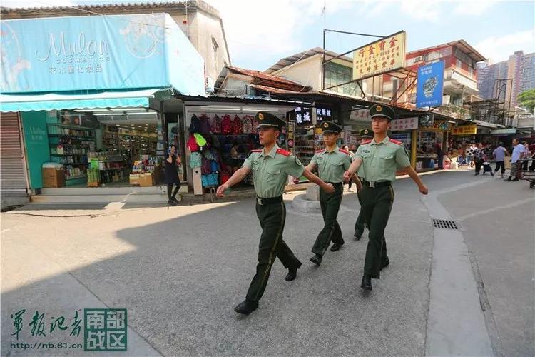 以中英街为分界,一边是深圳,一边是香港,武警官兵与香港警察分街而守