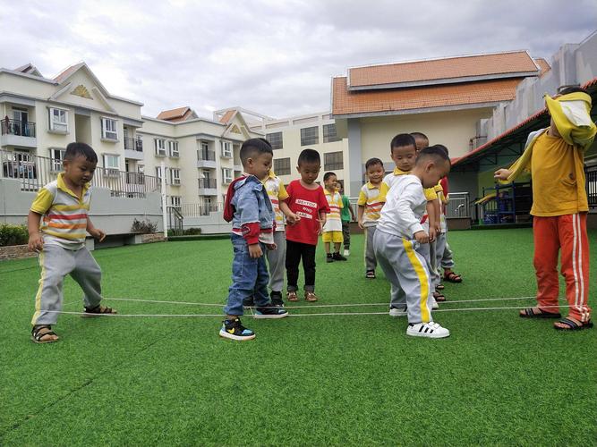 中三班:民间游戏跳皮筋