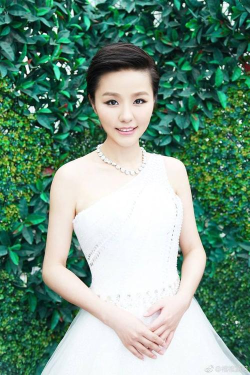 还记得《爱情公寓》里霸气的lisa榕吗?原来她生活中这么幸福