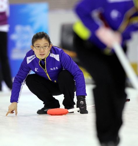 图文:冬运会冰壶 哈尔滨女队选手王冰玉比赛中