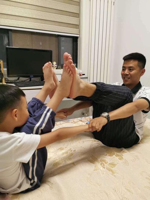 荥阳市第三幼儿园中班亲子游戏优秀案例展播《脚上山峰》