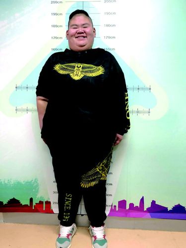 ◤12日,原668斤"第一胖"20岁的王浩楠进行半年复查,体重减至384斤.