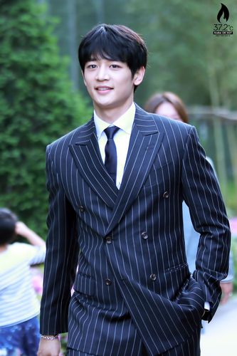 shinee新闻150511霸道总裁崔珉豪上周音中上班饭拍