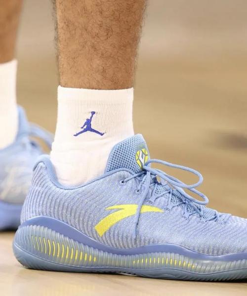 2021年了,斯科拉还在穿100元的安踏低端篮球鞋?