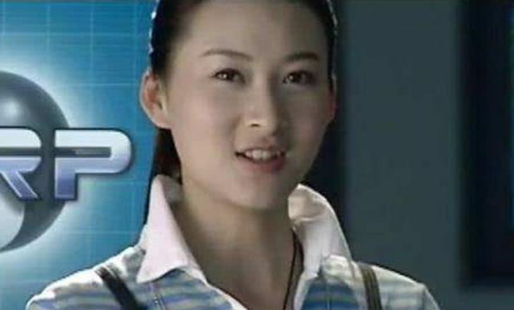 还记得《铠甲勇士》的联络人美真吗?如今身穿黑色吊带,是心动啊