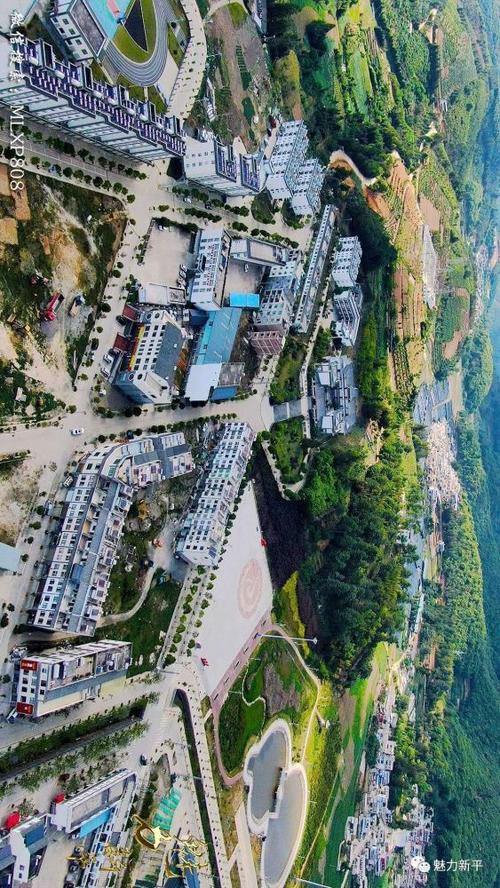 夏日里,走进新平县建兴乡马鹿塘集镇,顿感绿意盎然,在苍翠群山掩映中