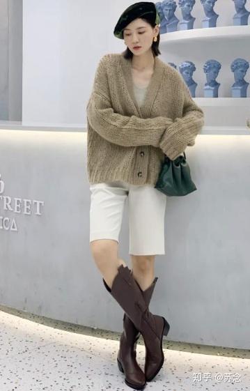 今年火了一种毛衣搭配裤子裙子都好看时髦显瘦女明星都爱穿