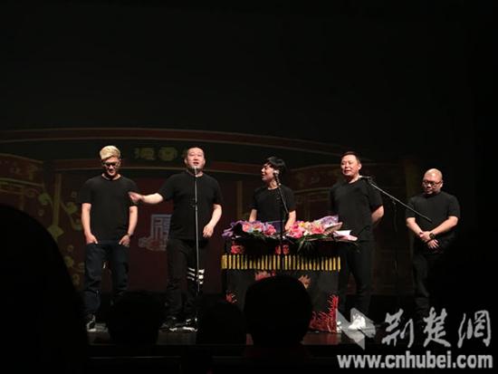 生骆晓熳)3月11日,郭德纲的儿子郭麒麟带着朱云峰,张鹤伦,烧饼,曹鹤阳