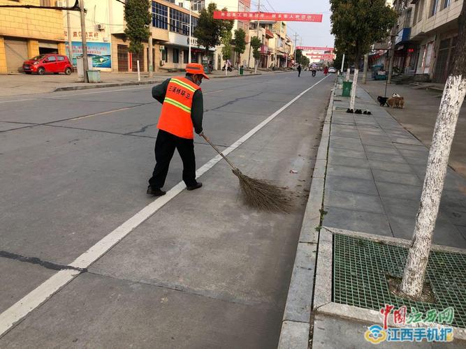 倪冲报道:每天清晨,三溪桥镇杨岭山社区保洁员熊伏都会准时出现在集