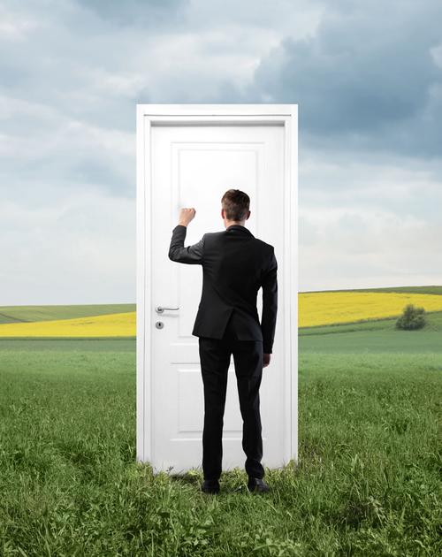 敲门的外国男人图片[高清图片,jpg格式]