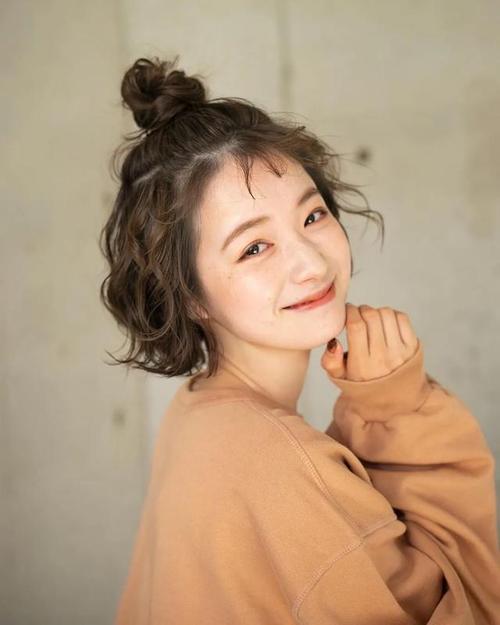 有的 短发,中发姑娘,因为头发长度不够,扎不了丸子头,那我推荐你们扎