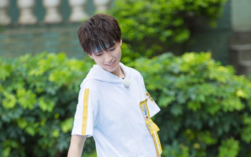 清新帅气王俊凯背景壁纸_高能少年团帅气担当