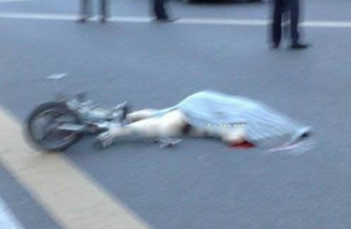 玉丝美脚女子被公交撞爆头倒地惨死图片玉丝美脚女子被公交