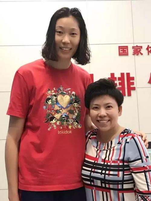 女排训练2米朱婷玩5人足球溜猴 安家杰炫脚下活屡屡