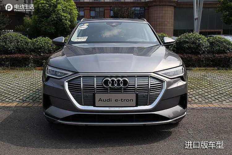 进气格栅上挂着奥迪s line徽标,看来奥迪e-tron纯电动系列也有s专属
