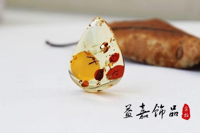 古董# #藏品# #饰品# 天然琥珀吊坠 极品双色风景花珀吊坠