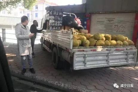 咸宁街头这种卖水果的卡车摊慎买