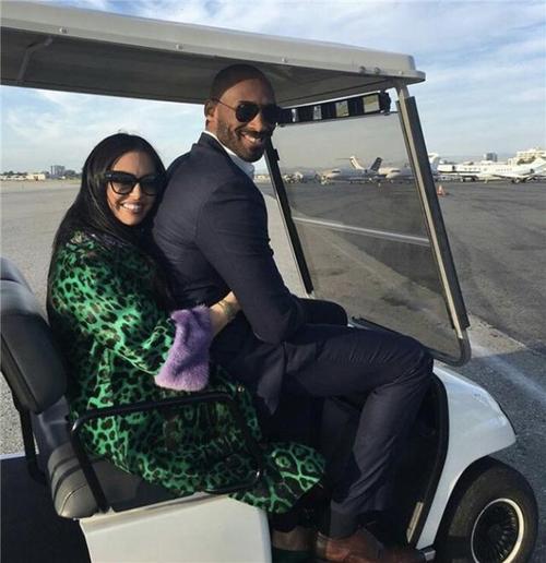 太甜,200斤科比坐瓦妮莎腿上,被娇妻背起双脚离地!爱