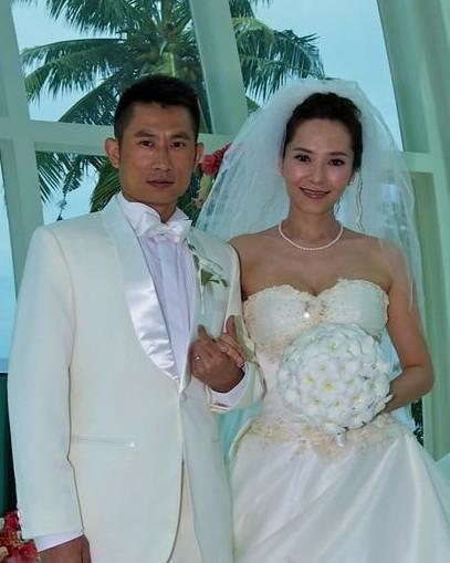 郭羡妮朱少杰关岛闪婚 心情激动抱老公狂哭