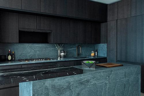 的黑色橡木意大利橱柜,gaggenau 电器和 pietra cardosa 石材台面▽