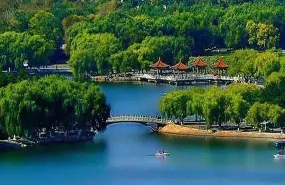 太原森林公园位于太原滨河东路东侧.